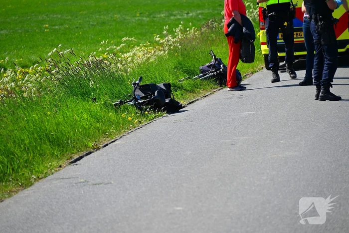 Twee fietsers komen hard ten val