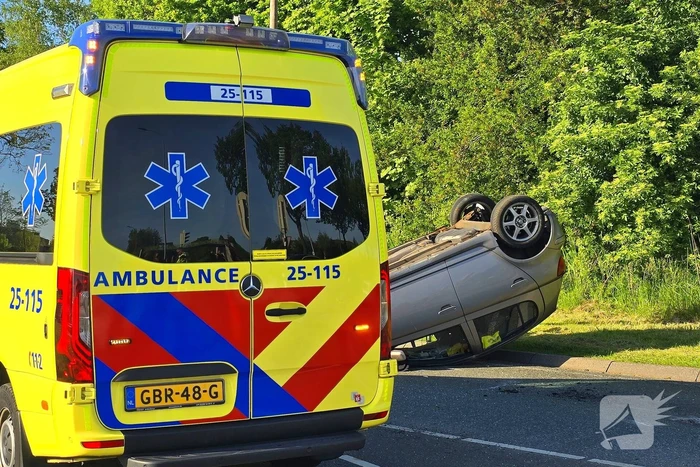Auto belandt op de kop bij aanrijding
