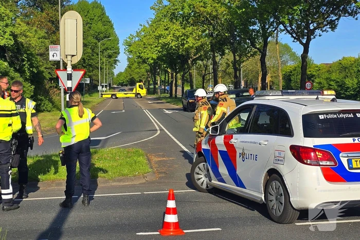Auto belandt op de kop bij aanrijding