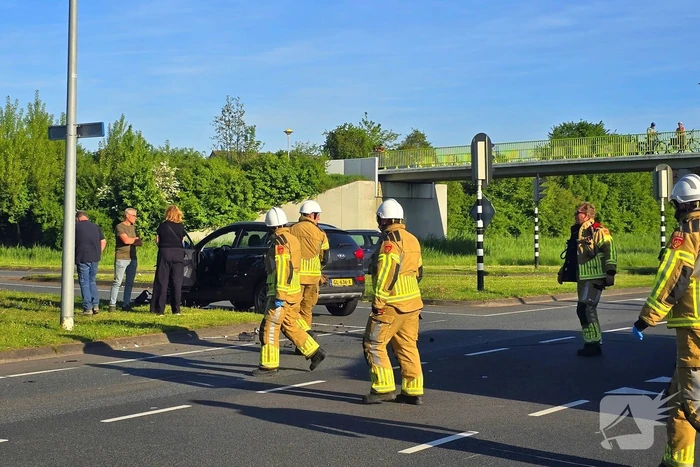 Auto belandt op de kop bij aanrijding