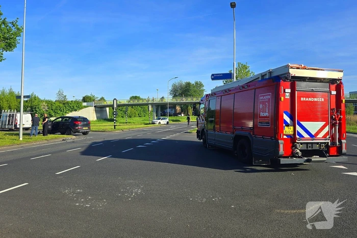 Auto belandt op de kop bij aanrijding