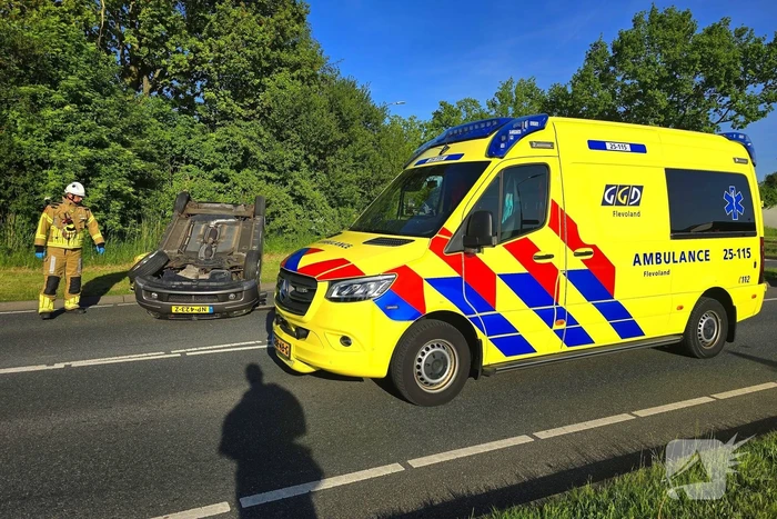 Auto belandt op de kop bij aanrijding