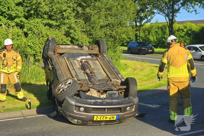 Auto belandt op de kop bij aanrijding