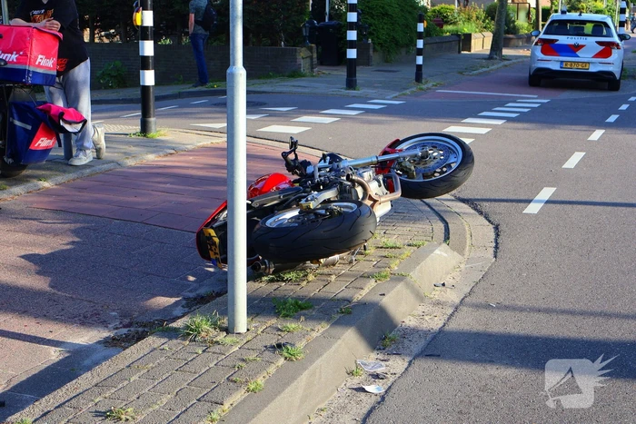 Motorrijder gewond bij aanrijding met auto