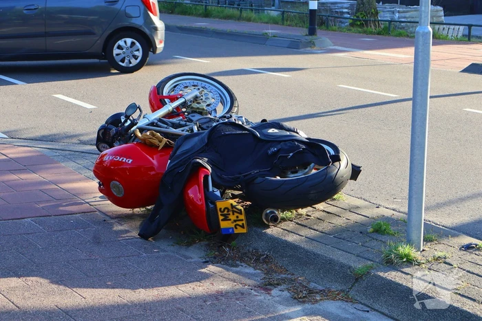 Motorrijder gewond bij aanrijding met auto