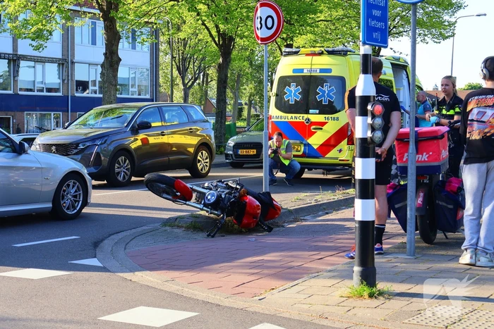Motorrijder gewond bij aanrijding met auto