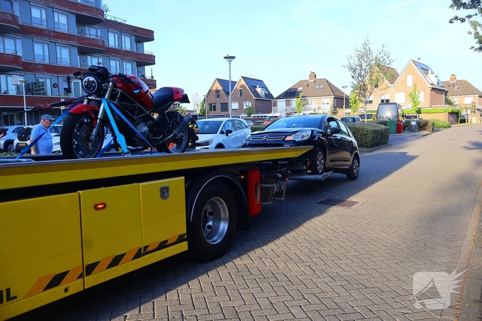 Motorrijder gewond bij aanrijding met auto