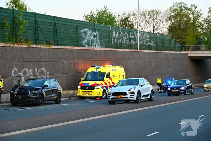 Voertuigen fors beschadigd na botsing