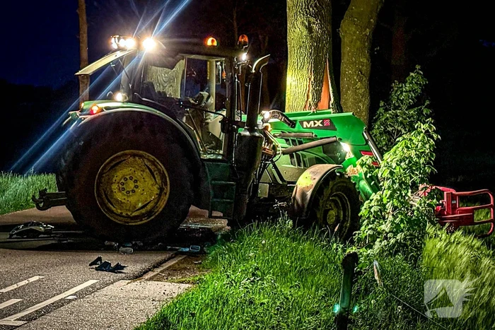 Tractor klapt tegen boom na forse aanrijding op kruising