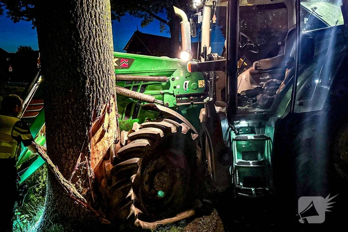 Tractor klapt tegen boom na forse aanrijding op kruising