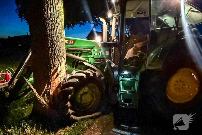 Tractor klapt tegen boom na forse aanrijding op kruising
