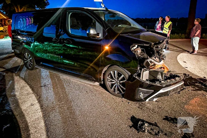 Tractor klapt tegen boom na forse aanrijding op kruising