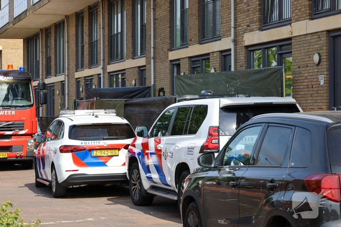Twee personen overleden na steekpartij, politieagenten gewond naar ziekenhuis