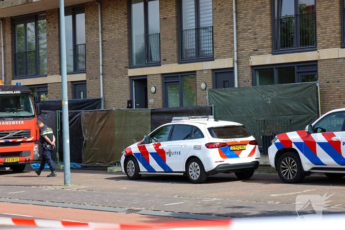 Twee personen overleden na steekpartij, politieagenten gewond naar ziekenhuis
