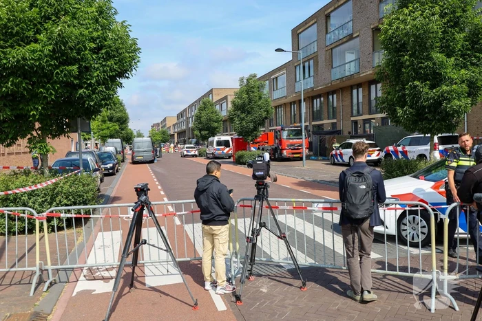Twee personen overleden na steekpartij, politieagenten gewond naar ziekenhuis
