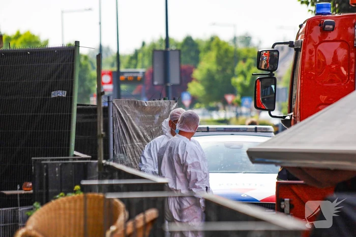 Twee personen overleden na steekpartij, politieagenten gewond naar ziekenhuis