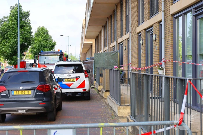 Twee personen overleden na steekpartij, politieagenten gewond naar ziekenhuis