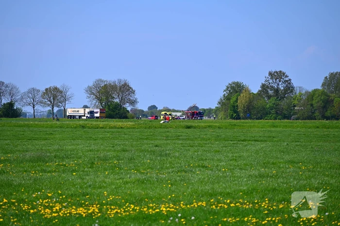 Auto belandt in sloot