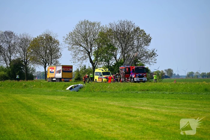 Auto belandt in sloot