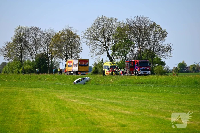 Auto belandt in sloot