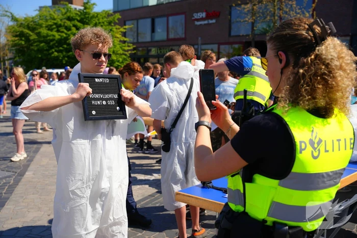 Tientallen jongeren op de vlucht voor politie