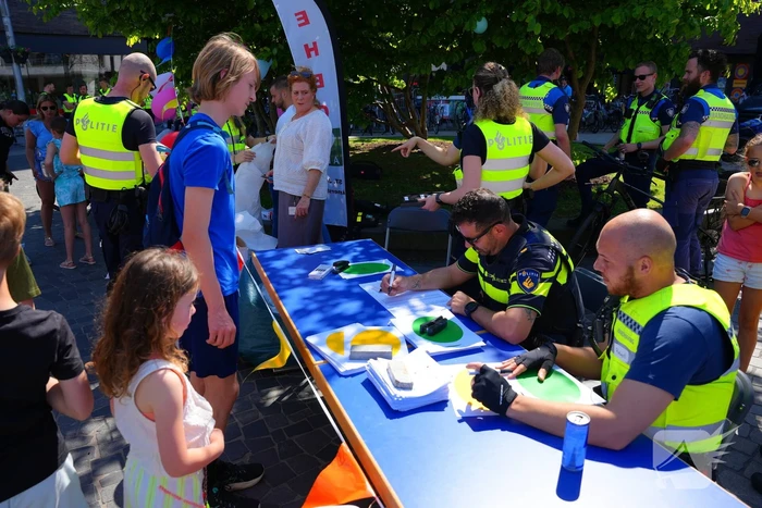 Tientallen jongeren op de vlucht voor politie
