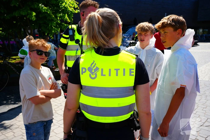 Tientallen jongeren op de vlucht voor politie