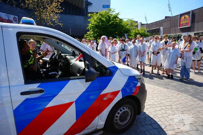 Tientallen jongeren op de vlucht voor politie