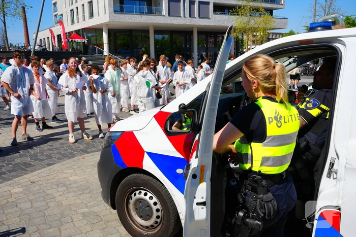 Tientallen jongeren op de vlucht voor politie