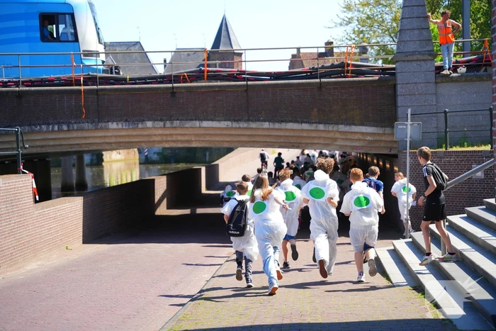 Tientallen jongeren op de vlucht voor politie