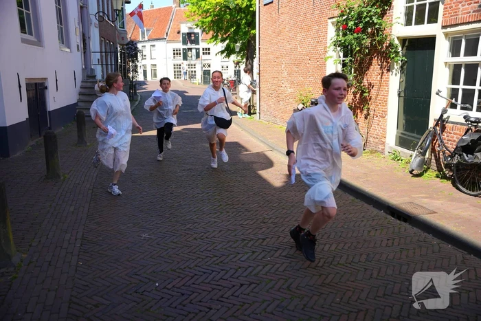 Tientallen jongeren op de vlucht voor politie