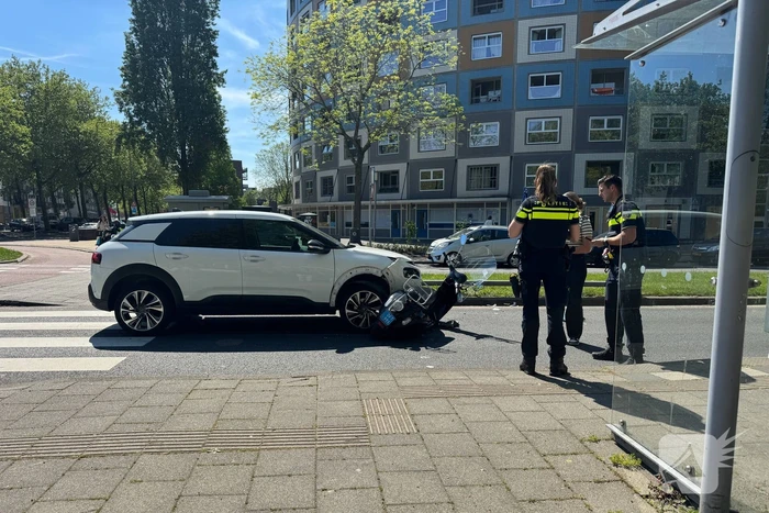 Scooterrijder aangereden op rotonde door automobilist