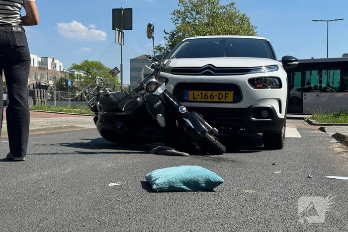 Scooterrijder aangereden op rotonde door automobilist