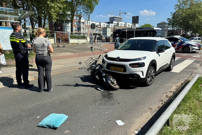 Scooterrijder aangereden op rotonde door automobilist