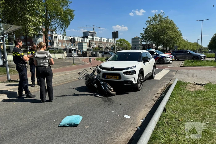 Scooterrijder aangereden op rotonde door automobilist