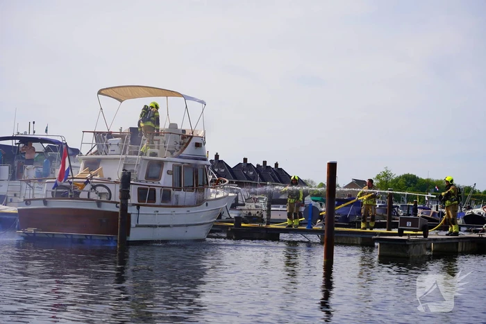 Brandweer aan de slag met blussen van bootbrand
