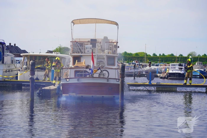 Brandweer aan de slag met blussen van bootbrand