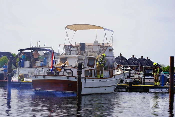 Brandweer aan de slag met blussen van bootbrand