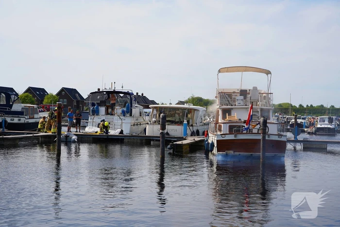 Brandweer aan de slag met blussen van bootbrand