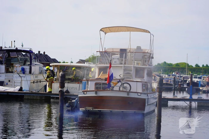 Brandweer aan de slag met blussen van bootbrand