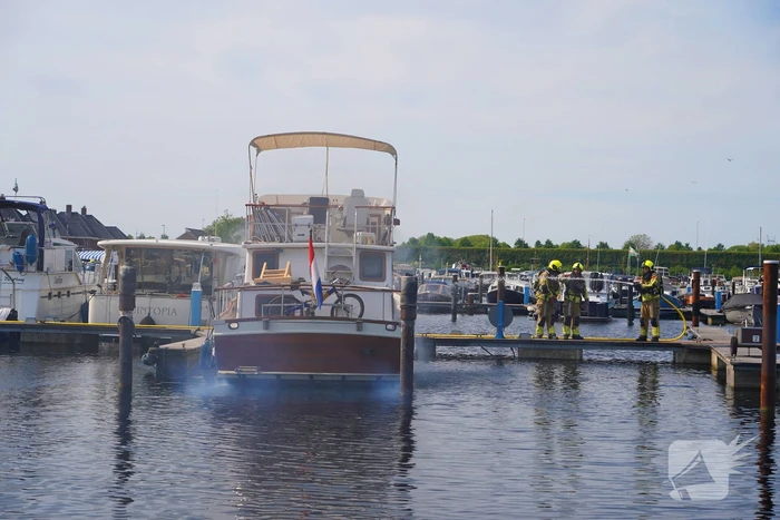 Brandweer aan de slag met blussen van bootbrand