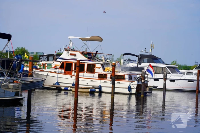 Brandweer aan de slag met blussen van bootbrand