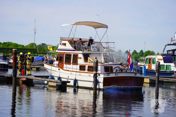 Brandweer aan de slag met blussen van bootbrand