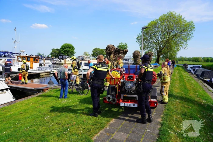 Brandweer aan de slag met blussen van bootbrand