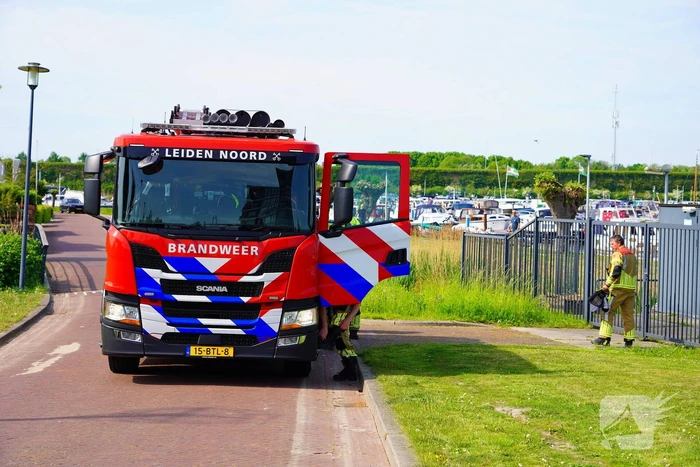 Brandweer aan de slag met blussen van bootbrand