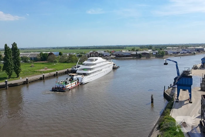 Groot jacht passeert sluis