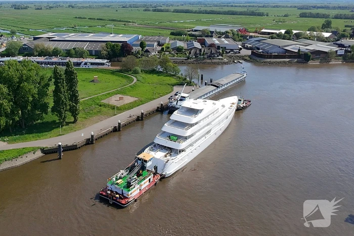 Groot jacht passeert sluis
