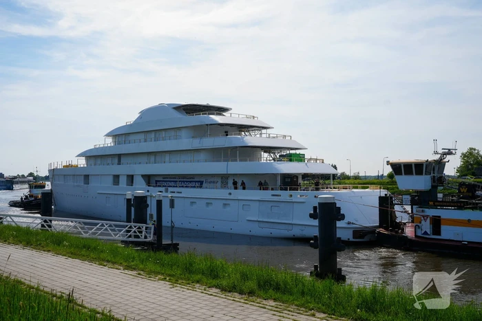 Groot jacht passeert sluis