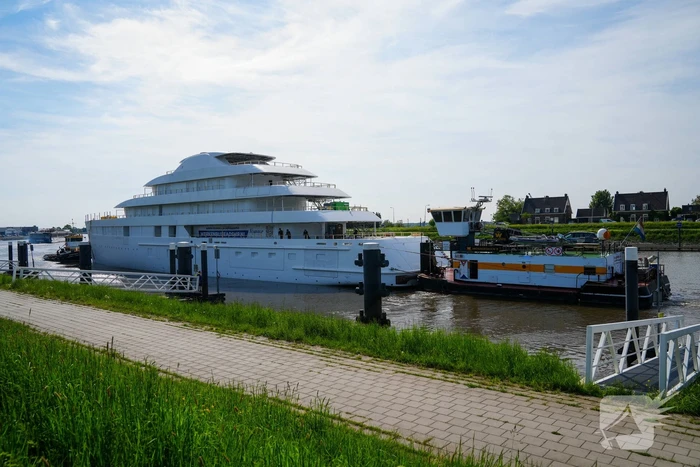 Groot jacht passeert sluis