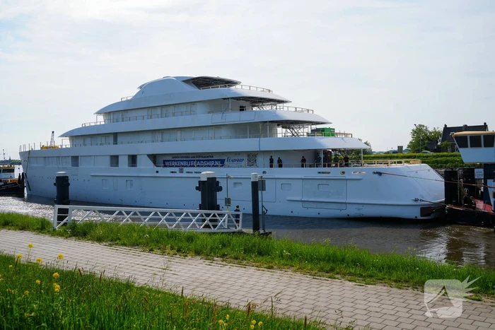 Groot jacht passeert sluis